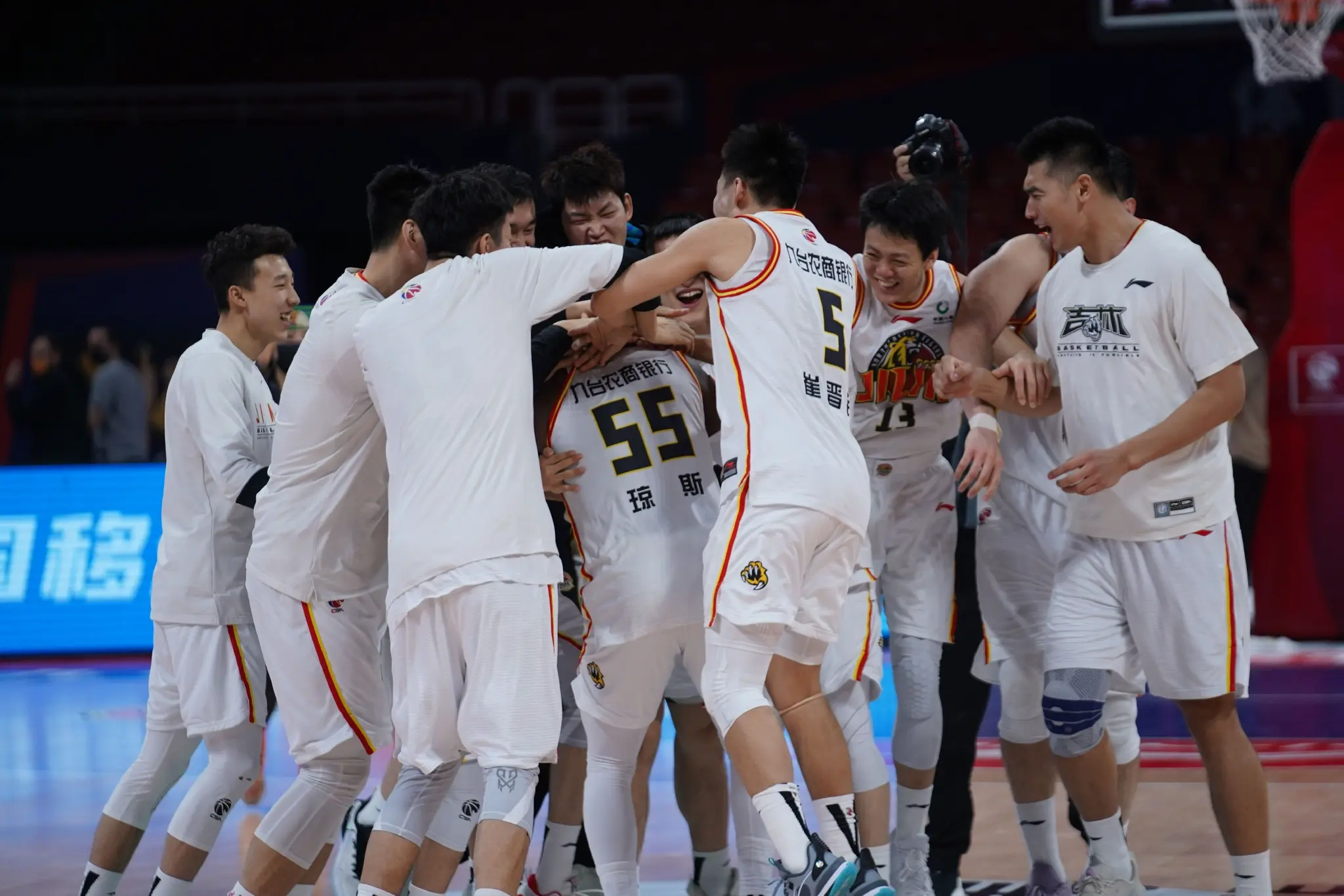 摩尔的加盟, 辅吉林男篮, 重磅炸弹